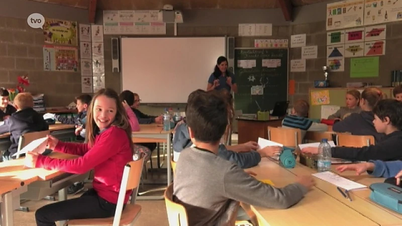 Eerste schooldag voor vluchtelingenkinderen Fort St-Marie bij Kallo