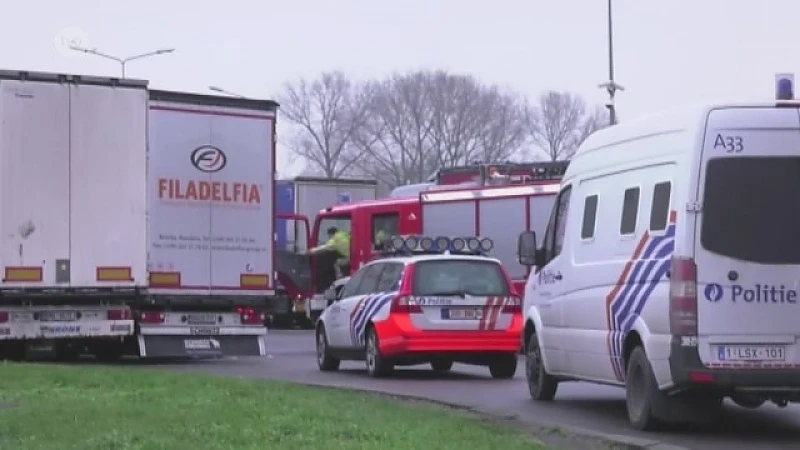 Tien vluchtelingen uit koelvrachtwagen gehaald op parkeerterrein E17 Kruibeke