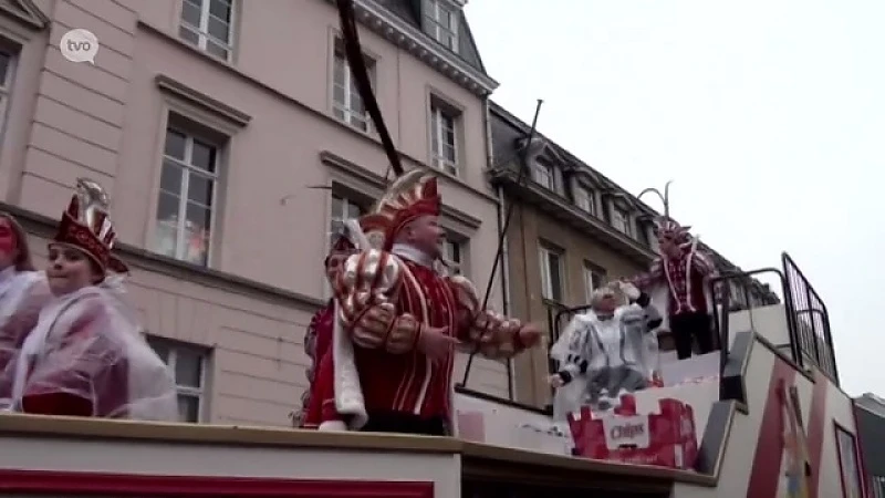 Prins Dylan zwaait de scepter tijdens carnaval in Dendermonde