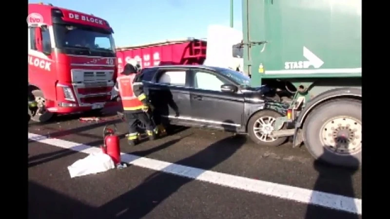 Auto gekneld tussen twee vrachtwagens op E17 in Kruibeke