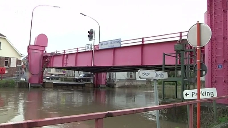 Ninove: Oude Kaaibrug omhoog door hoge waterstand