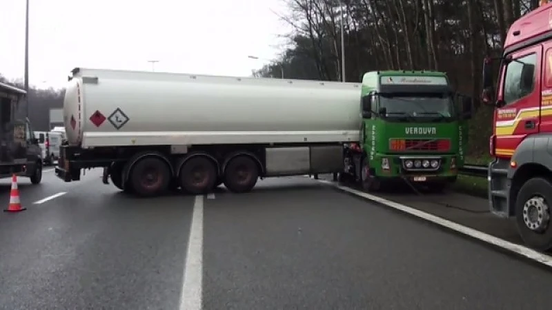 Vrachtwagen in schaar op E17 in Waasmunster