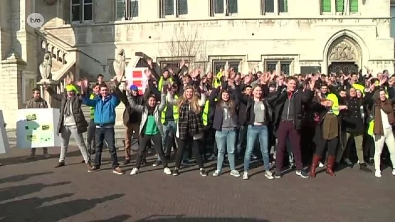 Leerlingen Broederschool Sint-Niklaas doen haka voor veiliger verkeer