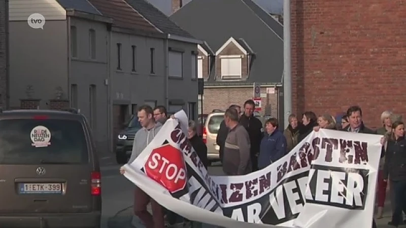 Protest tegen teveel zwaar verkeer door Mandekensstraat