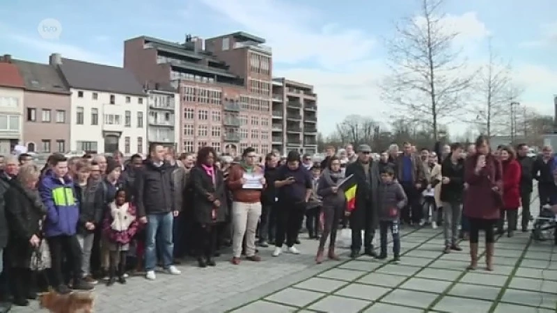 Meer dan 500 mensen op stille wake op Werfplein in Aalst