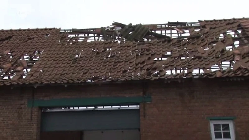 Windhoos blaast dak weg van schuur in Schoonaarde