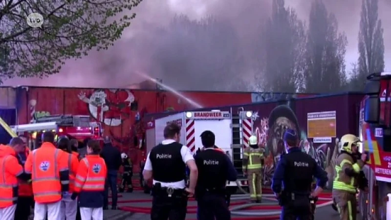 Eerste beelden: Hevige brand legt carnavalshallen in de as