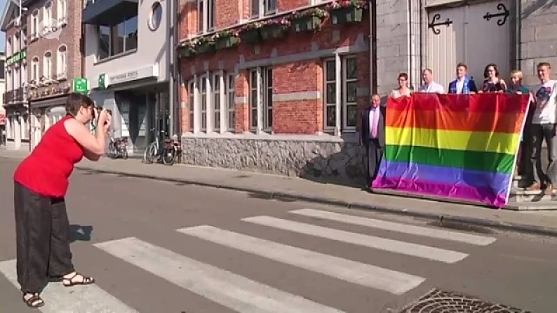 Regenboogvlaggen voor Internationale Dag Tegen Homofobie en Transfobie