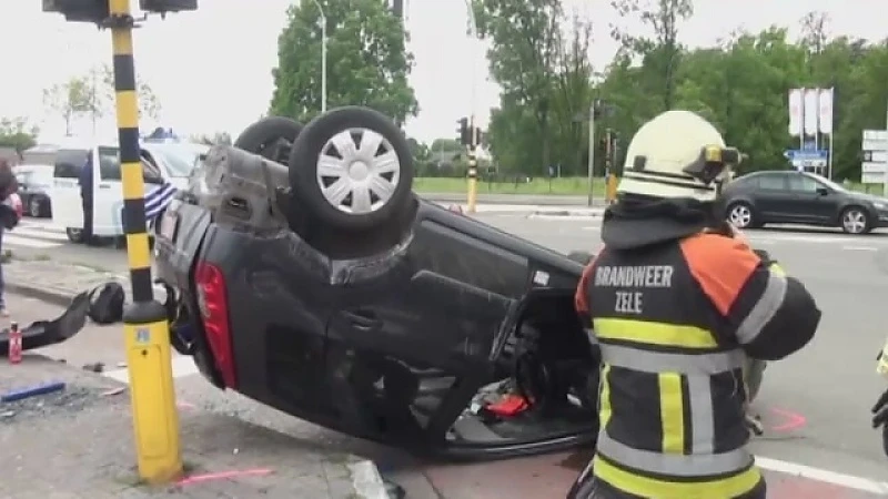 Auto over de kop op Lokerenbaan in Zele