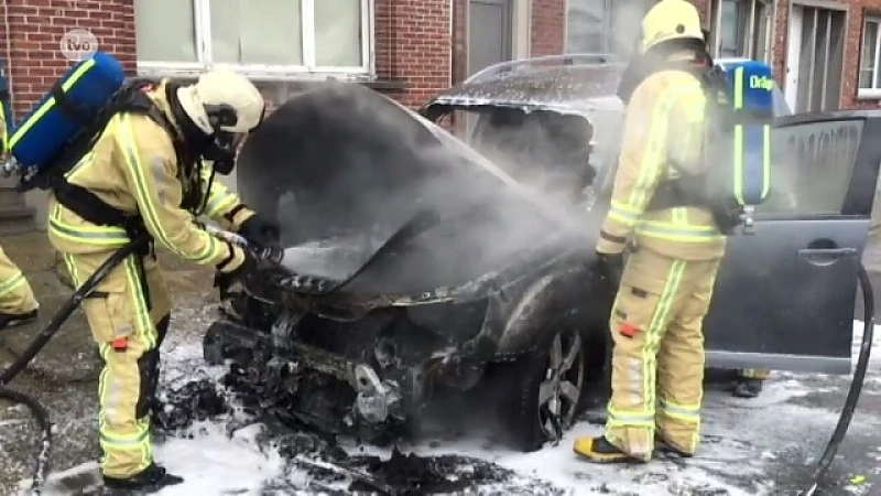 Auto huisarts vat meteen vuur bij het starten