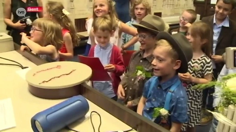 Vertederend: 2 jongetjes geven elkaar jawoord op kindertrouw