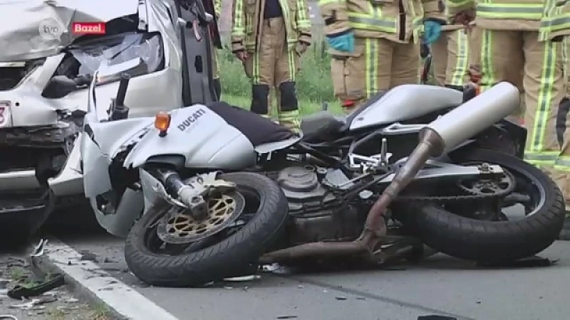 Motorrijder zwaargewond na frontale botsing in Bazel