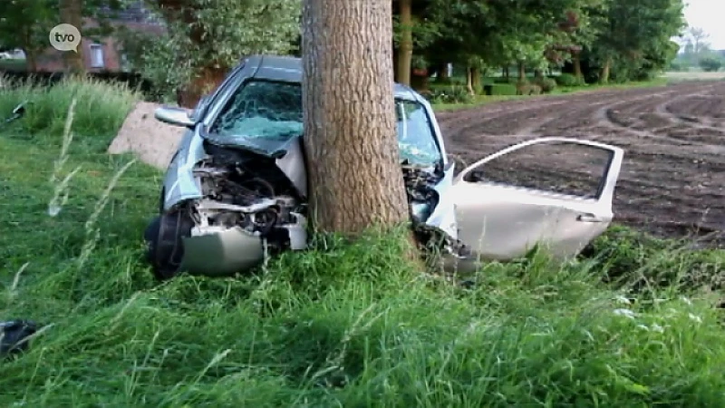 Sint-Pauwels: Tieners zwaargewond na crash tegen boom