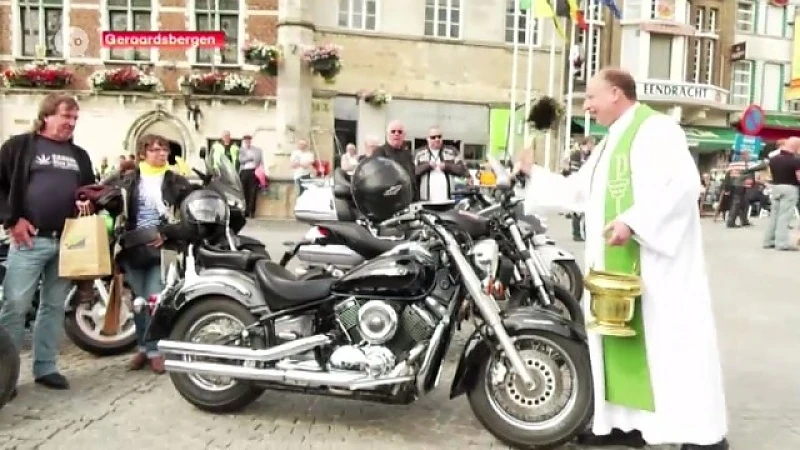 Honderden motoren gewijd op Markt van Geraardsbergen