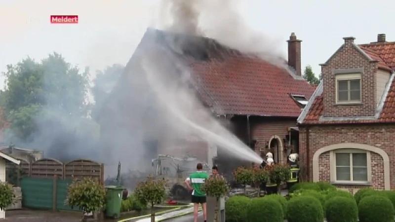 Mobilhome brandt uit en zet ook aanpalende woning in brand