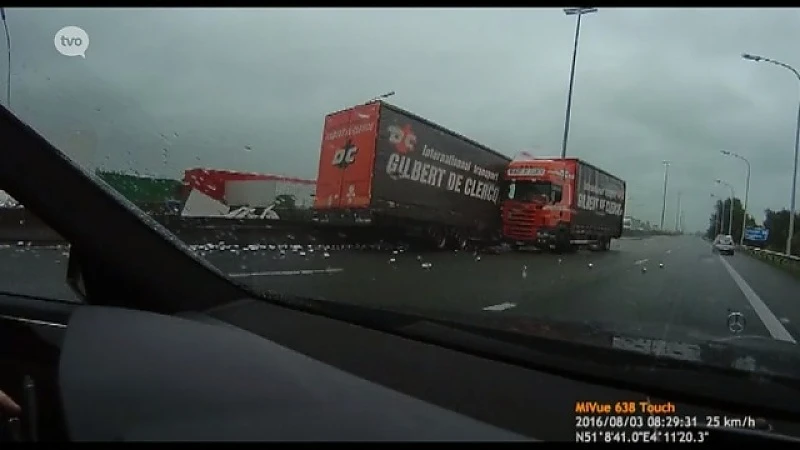 [VIDEO] Dashcam legt ongeval met vrachtwagen op E17 vast