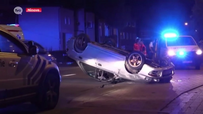 Auto richt ravage aan op Edingsesteenweg in Ninove