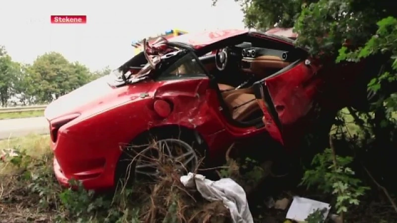 Ferrari in de bomen langs expresweg E34