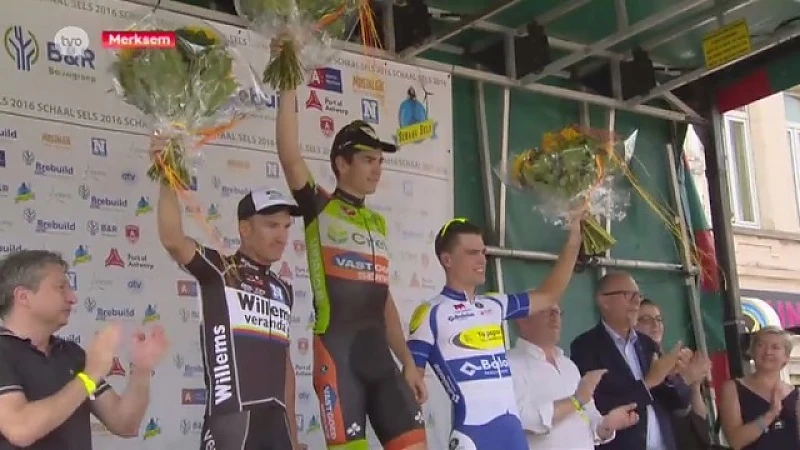 Streekrenners laten zich opmerken in Schaal Sels, Wout Van Aert pakt de bloemen