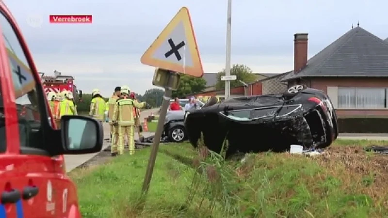 Twee auto's op elkaar en in de wei in Verrebroek