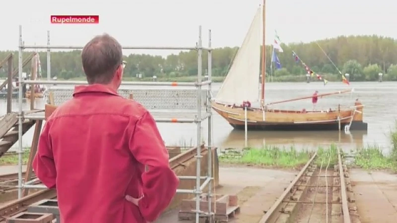 Handgemaakte houten schip Pegasus voor het eerst te water gelaten in Rupelmonde