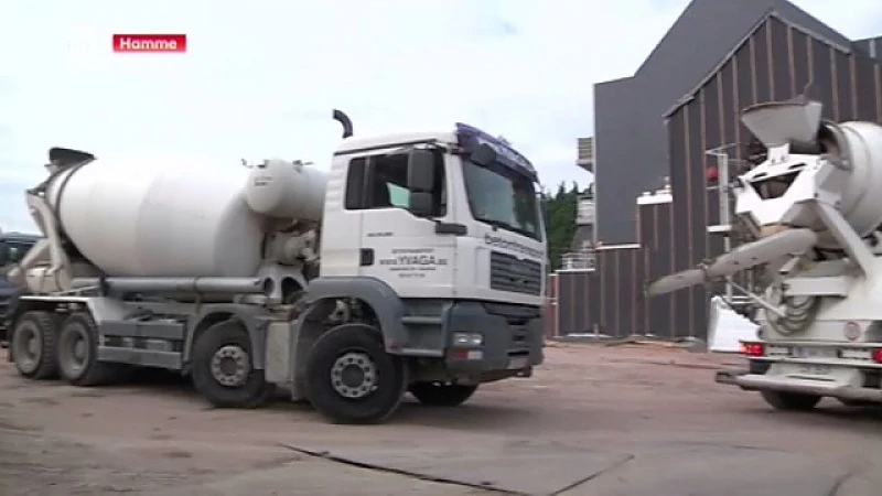 300 vrachtwagens rijden af en aan met beton in Hamme
