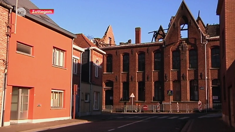 Tipgevel college Zottegem kan instorten bij felle wind, maar voorlopig doet eigenaar niks