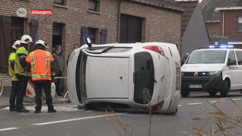 Gijzegem: Autobestuurster en kinderen gewond na botsing tegen gevel