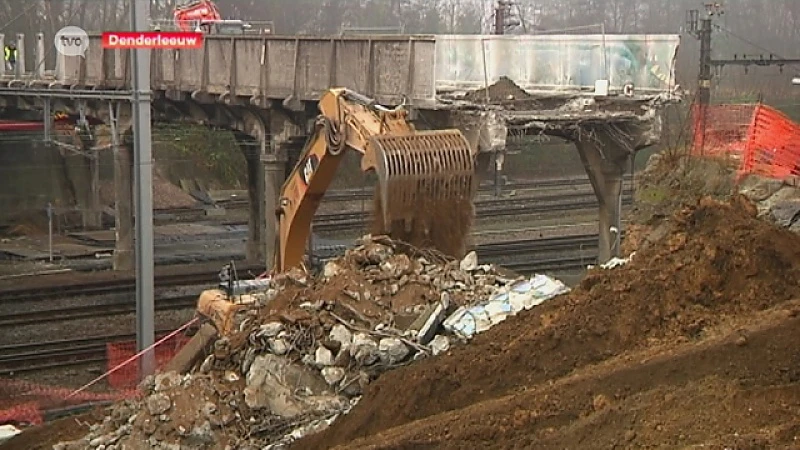 Afbraak 100 jaar-oude Kemelbrug over spoorlijnen in Denderleeuw is gestart