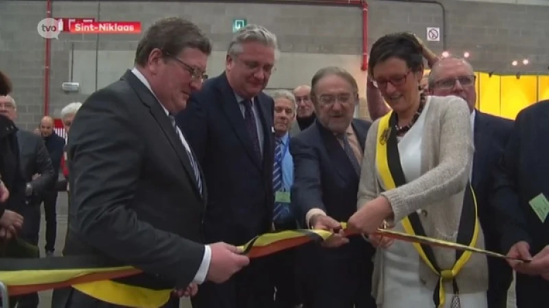 Prins Laurent toont zich liefhebber op Belgisch kampioenschap siervogels in Sint-Niklaas