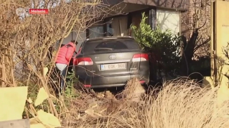 Auto rijdt huis binnen in Melsele