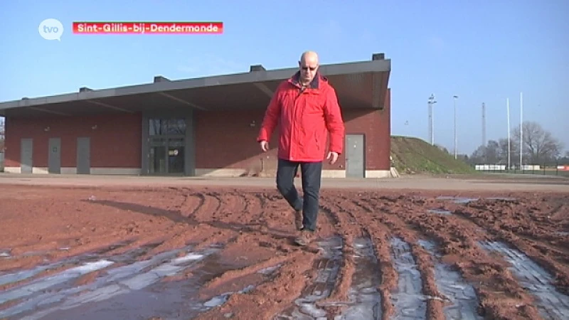 Atletiekpiste sportcampus Sint-Gillis-Dendermonde herschapen in modderpoel