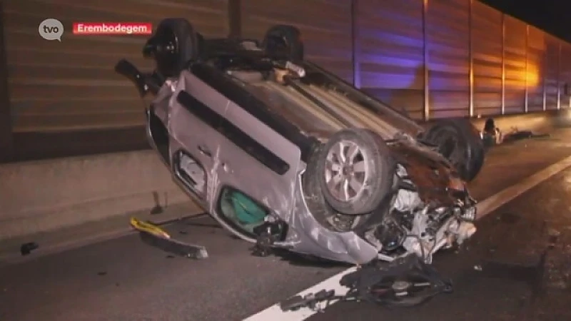 Auto over de kop na aanrijding op E40 in Erembodegem