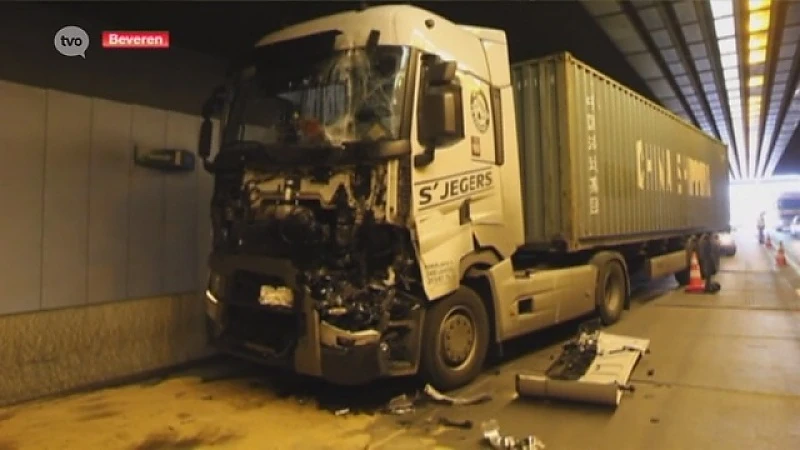 Grote verkeershinder in Waaslandhaven na vrachtwagenongeval in Beverentunnel