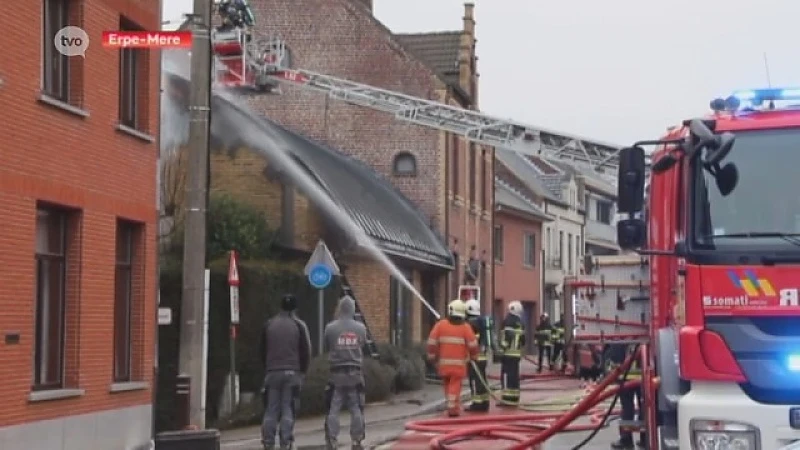 Veel waterschade na dakbrand boven kunstgalerij in Erpe-Mere