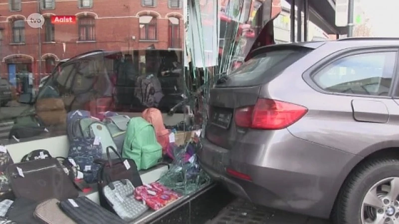 Aalst: Auto belandt in vitrine handtassenwinkel