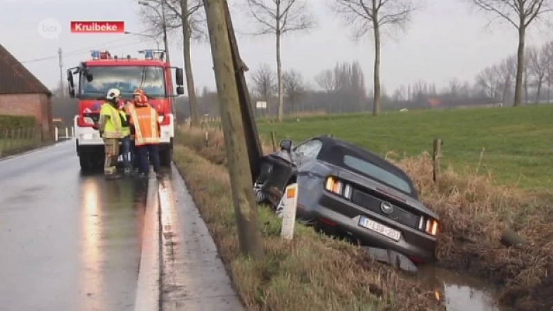 Mustang in de gracht, bestuurder op de loop