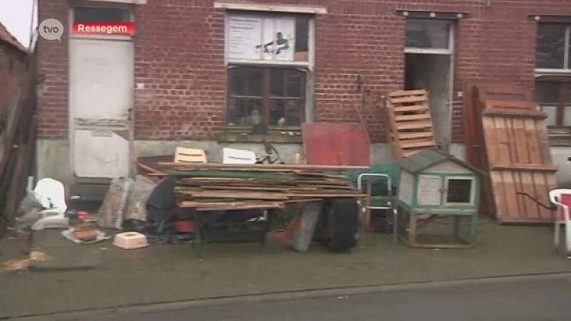 Vuilnisbelt langs de straat in Ressegem