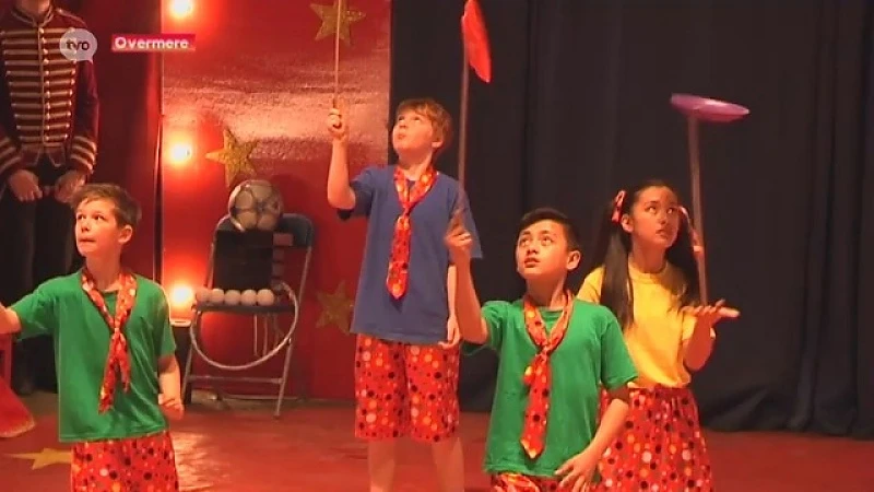 Schoolkinderen doen mee aan circus in Overmere