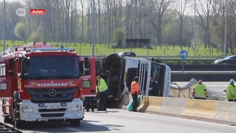 Hoofdafbeelding voor artikel Vrachtwagen op zijn kant,…
