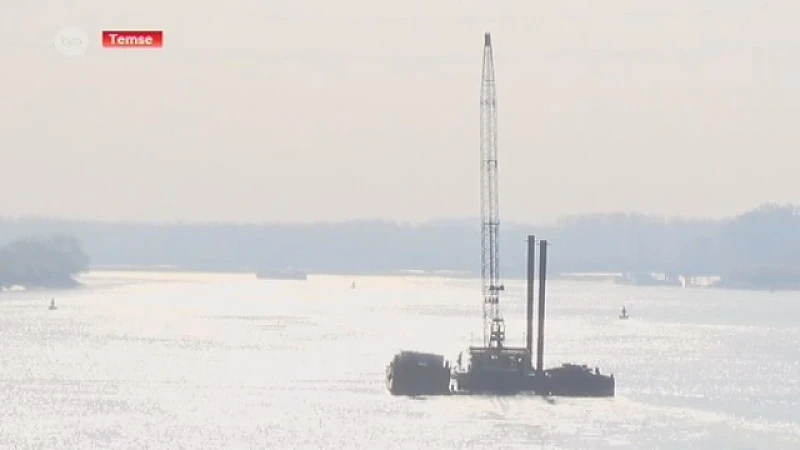 Gezonken duwbak op weg naar scheepswerven Rupelmonde