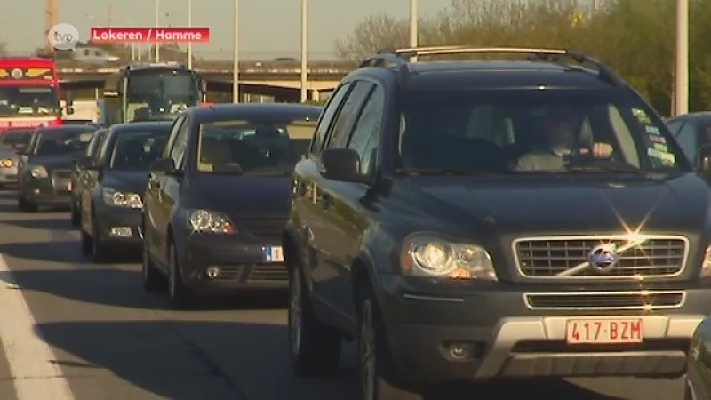 File op lokale wegen door werken aan N47 in Lokeren