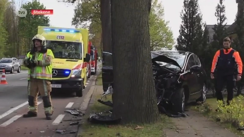 Mama met twee kindjes gewond na botsing tegen boom