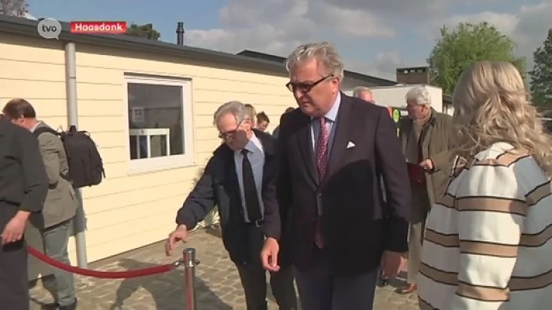 Prins Laurent huldigt nieuw gebouw Dierencentrum Waasland in