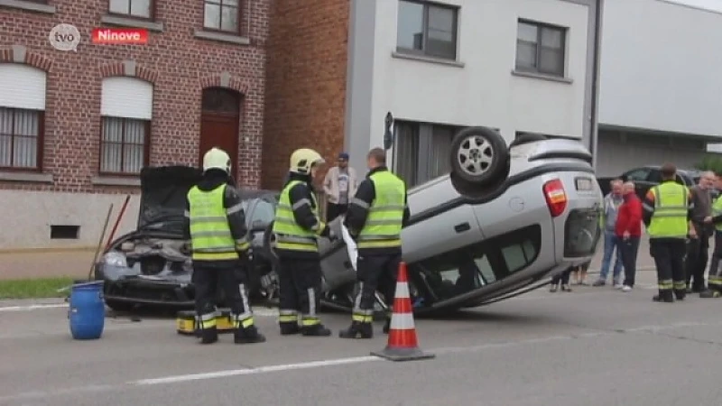 Ook in Denderwindeke wagen over de kop na aanrijding