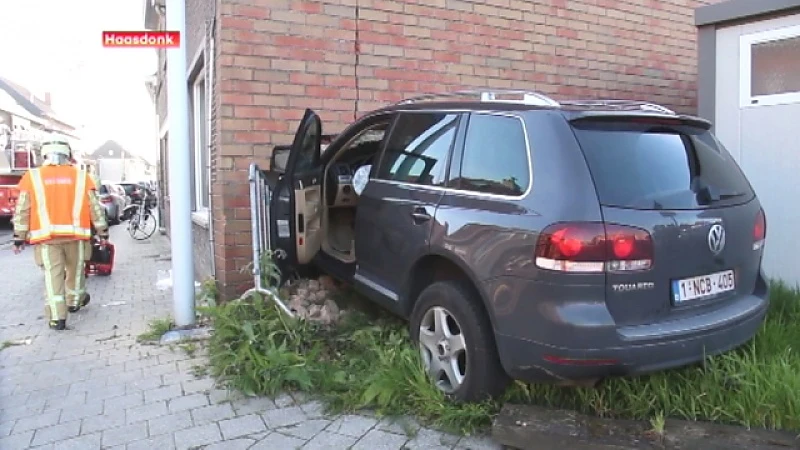 Haasdonk: Auto boort zich in huis