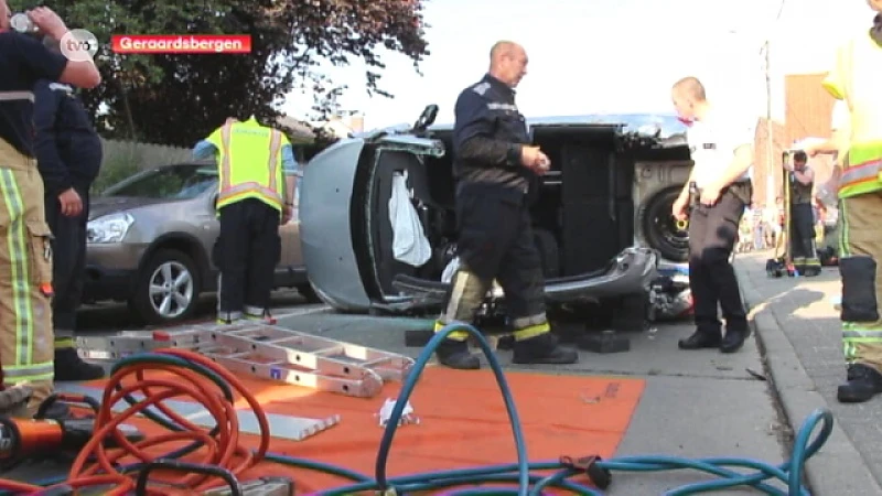 Auto kantelt na aanrijding in Waarbeke, bestuurder zwaargewond