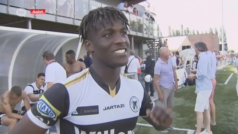 Coach en spelers Eendracht Aalst in de wolken na promotie