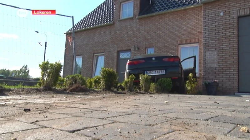 Auto smakt tegen voorgevel, betrokkenen komen er met de schrik vanaf