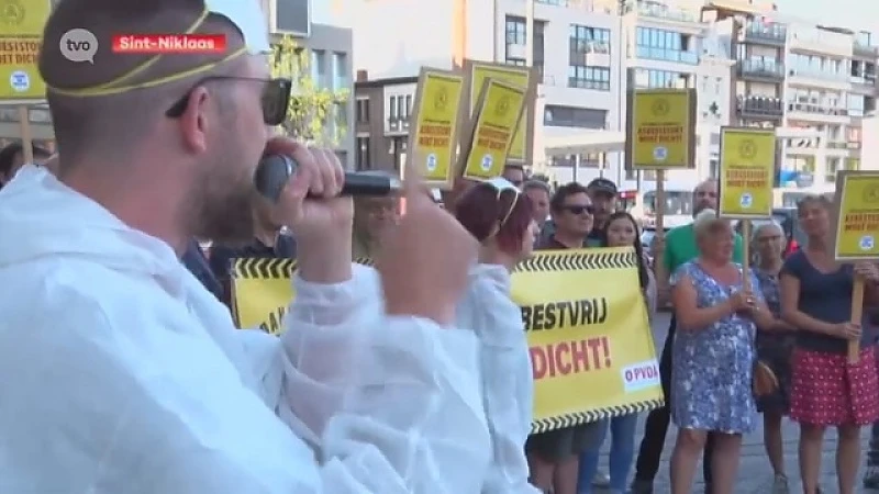 Protestactie PVDA en actiecomité 'Asbeststort Dicht' voor stadhuis in Sint-Niklaas